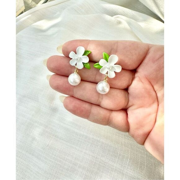 White orange blossom flower with pearl dangle earrings - Picture 6 of 8